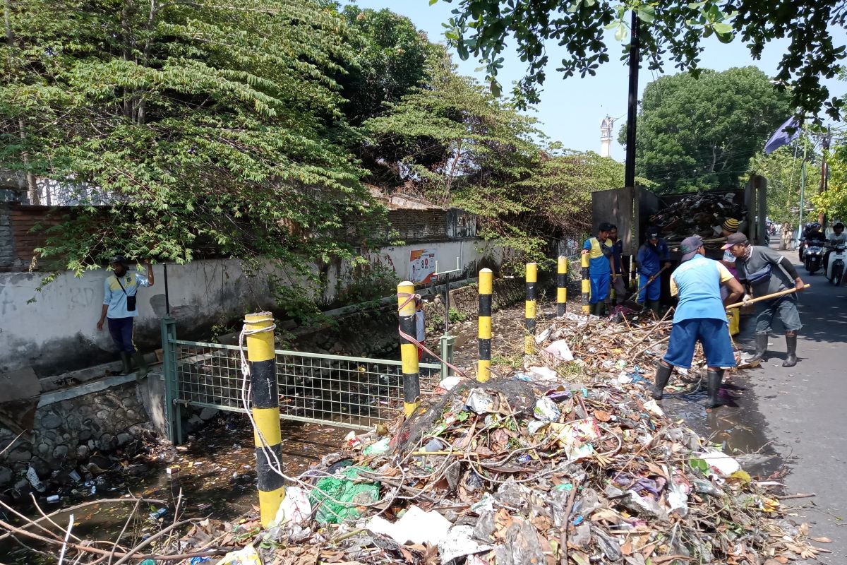 PUPR Mataram menyiagakan ratusan personel antisipasi musim hujan