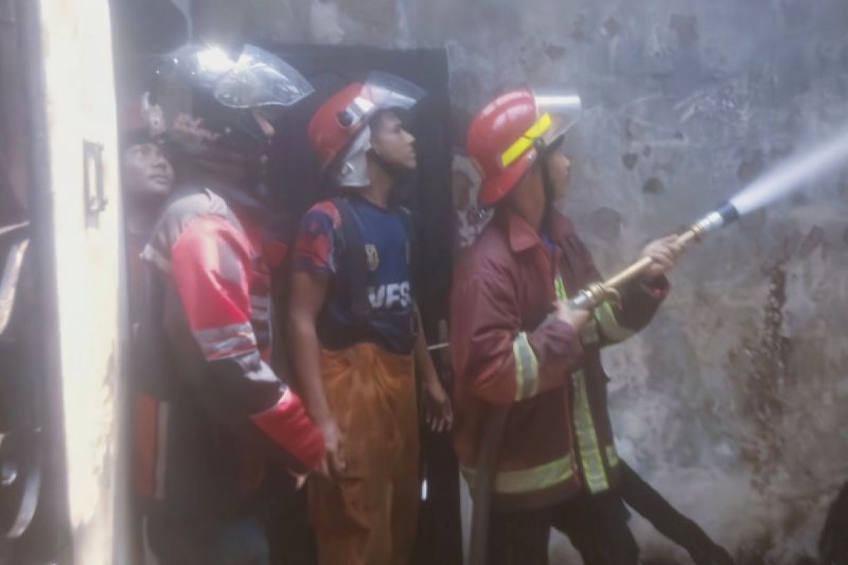 Damkar Bandarlampung berhasil padamkan kebakaran ruko di Pasar Tengah
