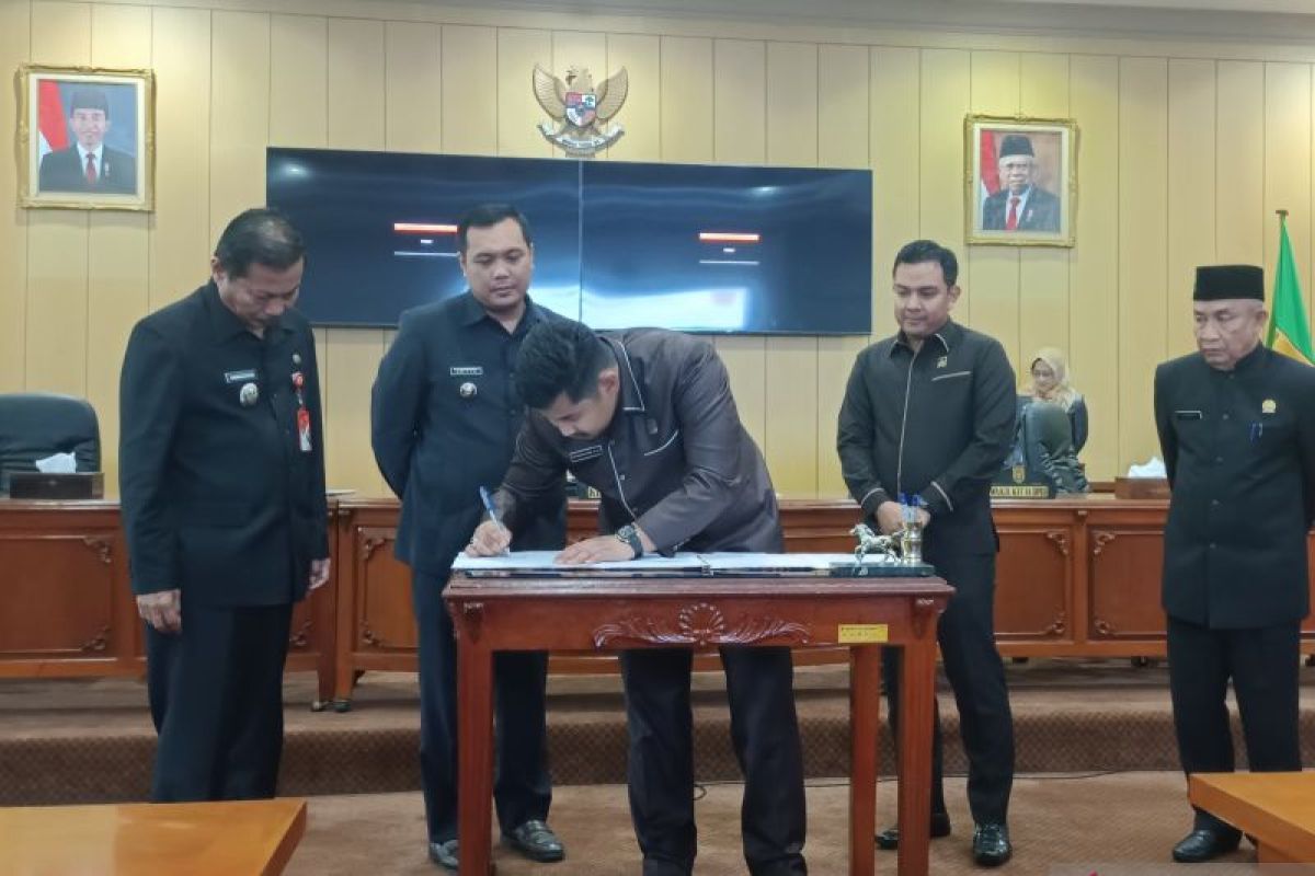Foto - Pimpinan DPRD-Wali Kota tanda tangani SK Pengesahan APBD 2024
