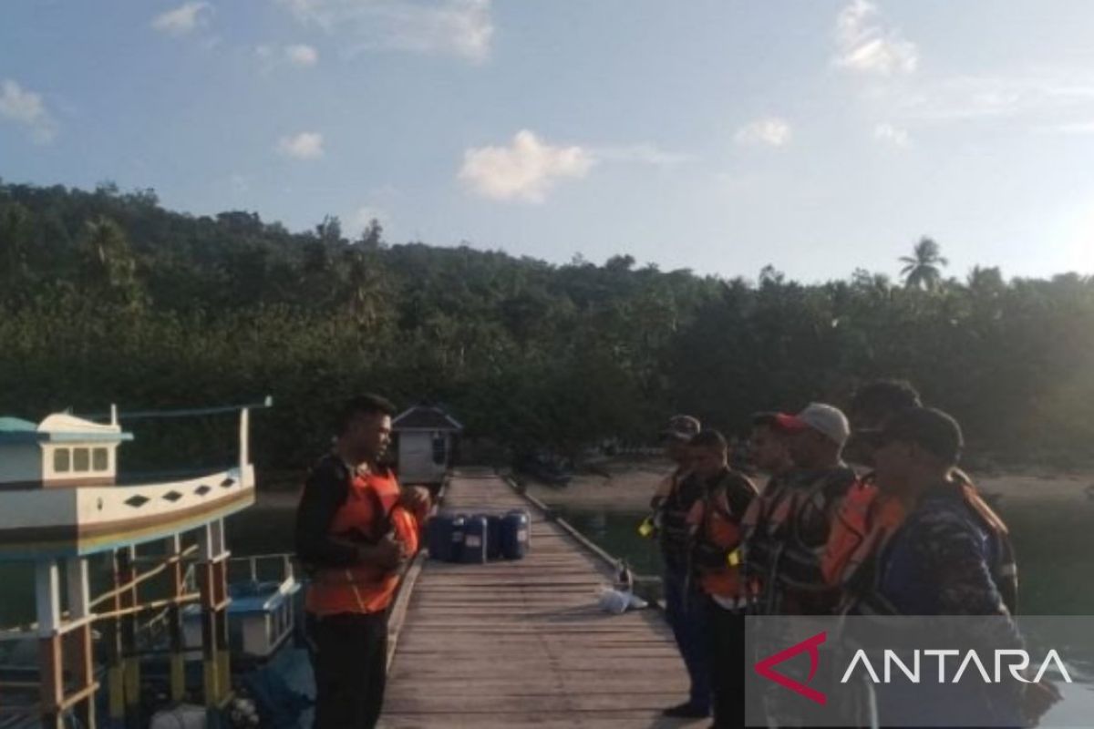 Lantamal IX Ambon bantu tim SAR cari  nelayan hilang di Nusa Laut