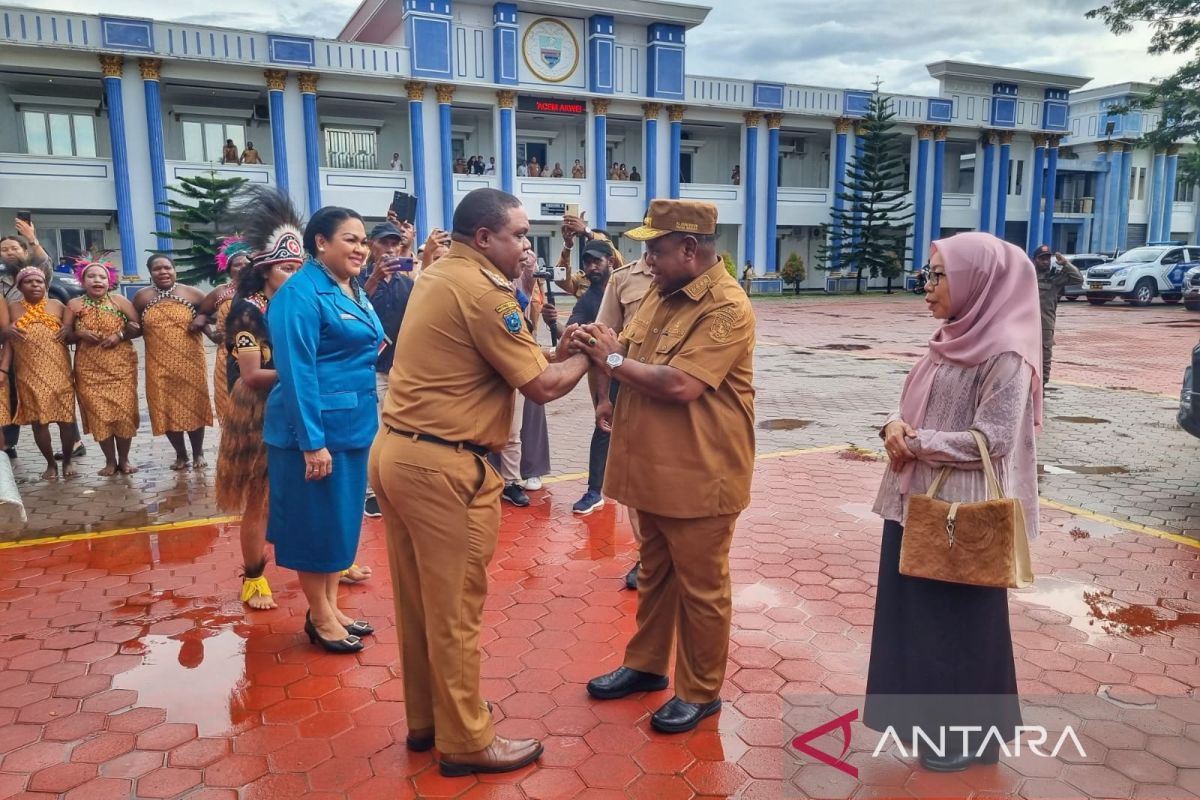 Bupati Manokwari minta Pj Gubernur bantu tertibkan lapak di pelabuhan