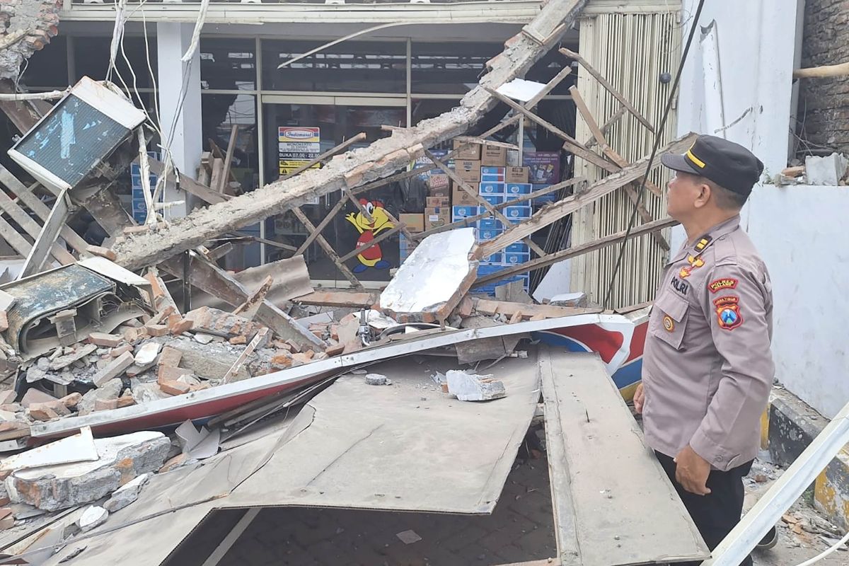 Polres: Plafon ritel modern di Malang Jatim ambruk, dua orang terluka