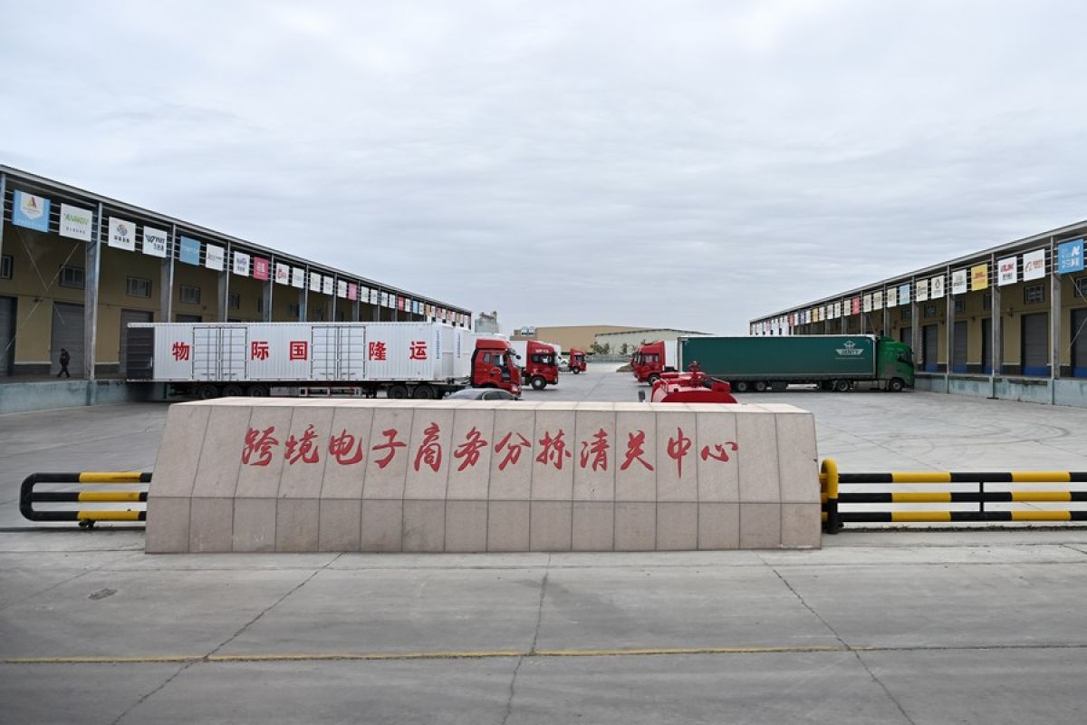 Menengok pelabuhan darat Alataw Pass di Xinjiang, China barat laut