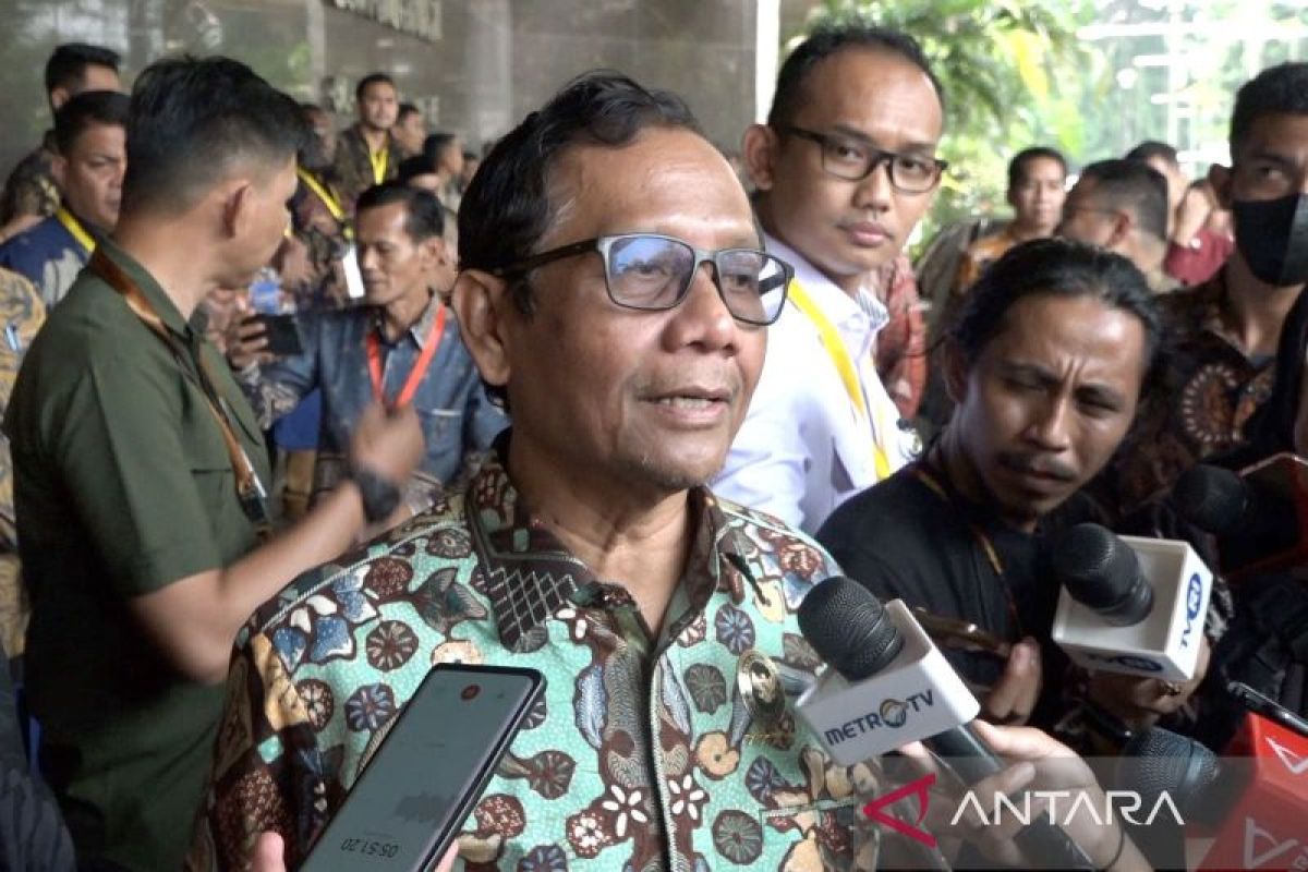 Mahfud: Rakyat tetap awasi Anwar Usman meski jadi hakim konstitusi