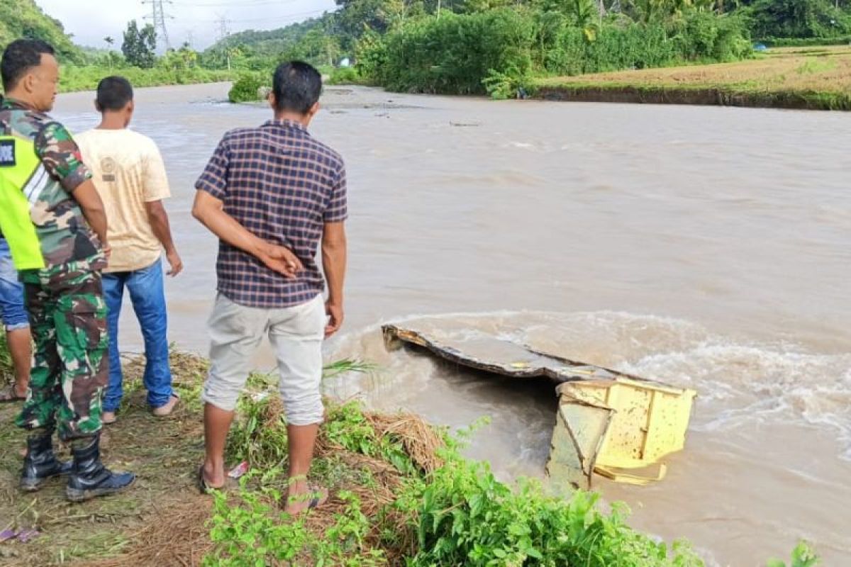 Rumah warga di Pidie Aceh terseret banjir akibat tanggul sungai jebol