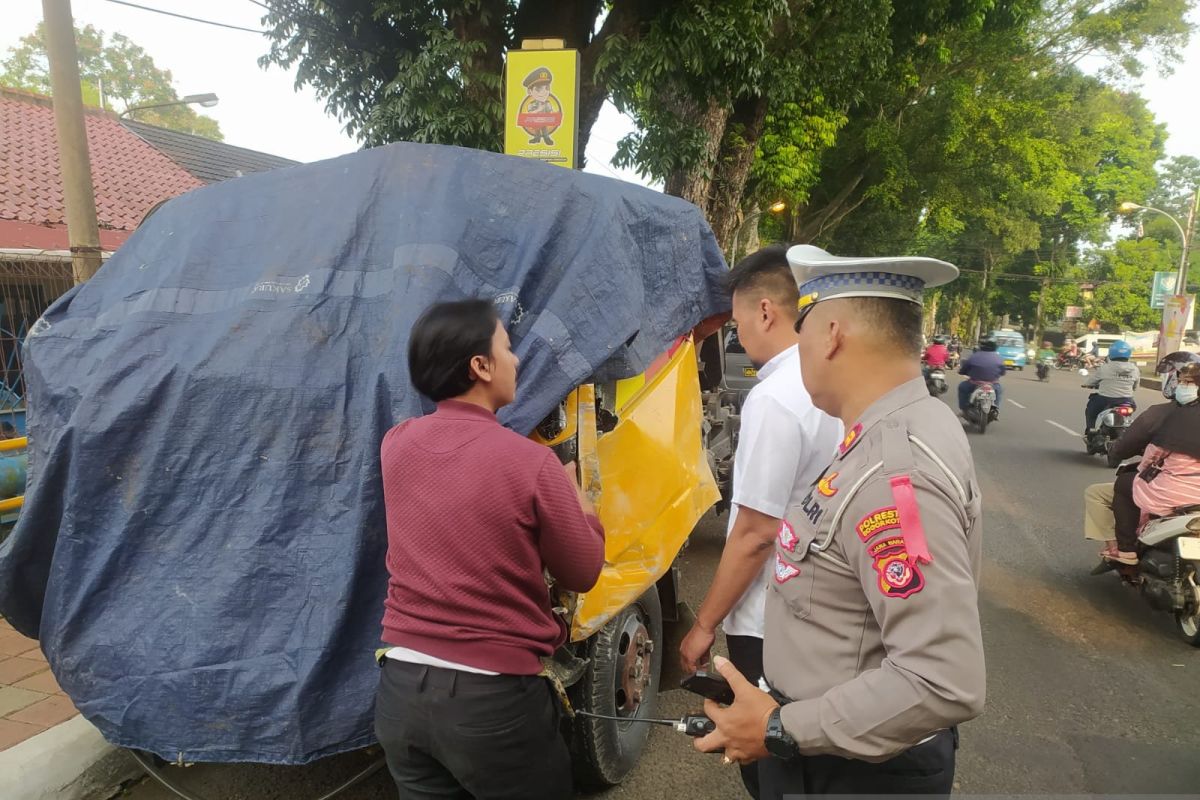 Truk sampah tabrak empat kios di Cilendek Barat Kota Bogor ditangani polisi