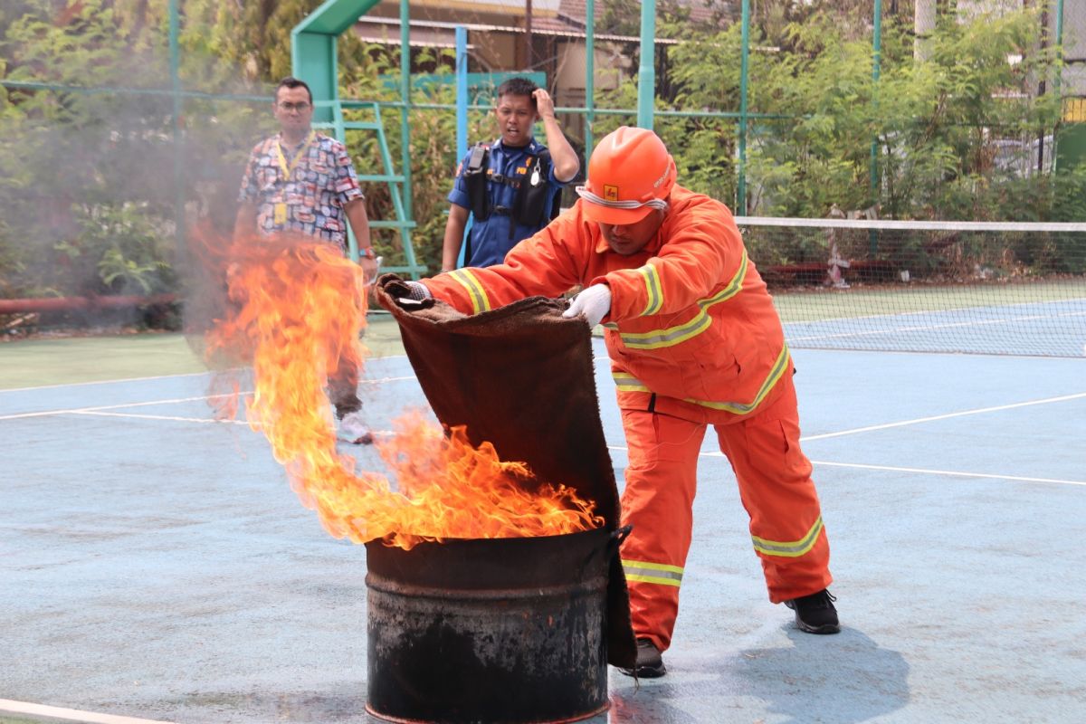 PLN Lampung gandeng Damkarmat gelar pelatihan penanganan kebakaran