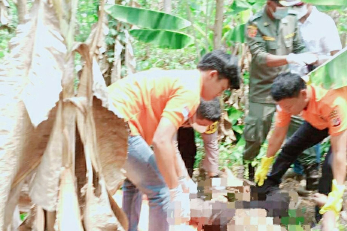 Seorang karyawan RSUD Karawang ditemukan meninggal di perkebunan milik warga