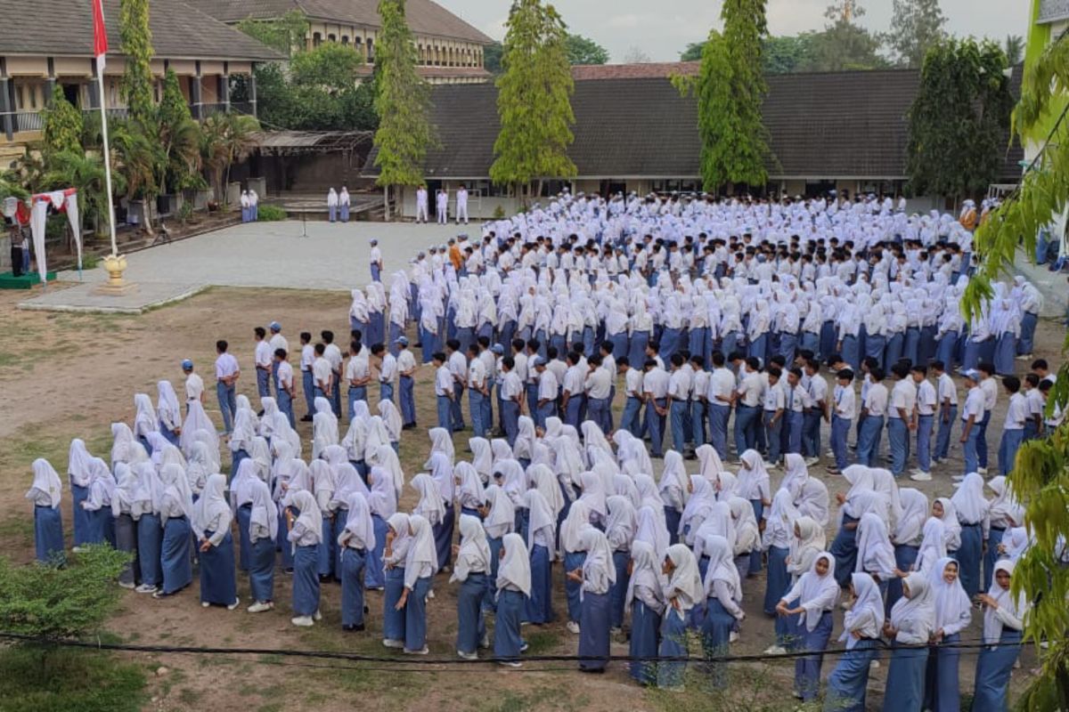 Polisi mengingatkan pelajar di Lombok Tengah tertib berlalu lintas