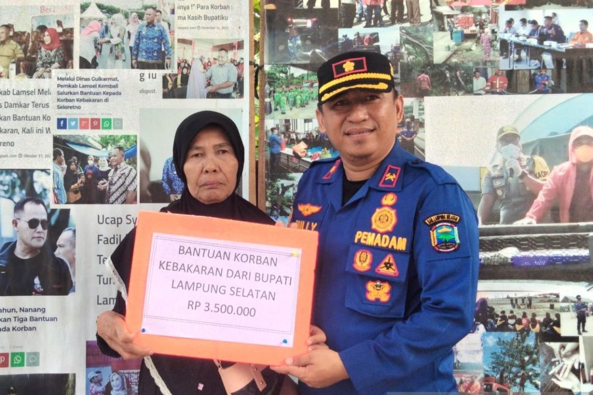 Damkarmat salurkan bantuan ke warga korban kebakaran di Lampung Selatan