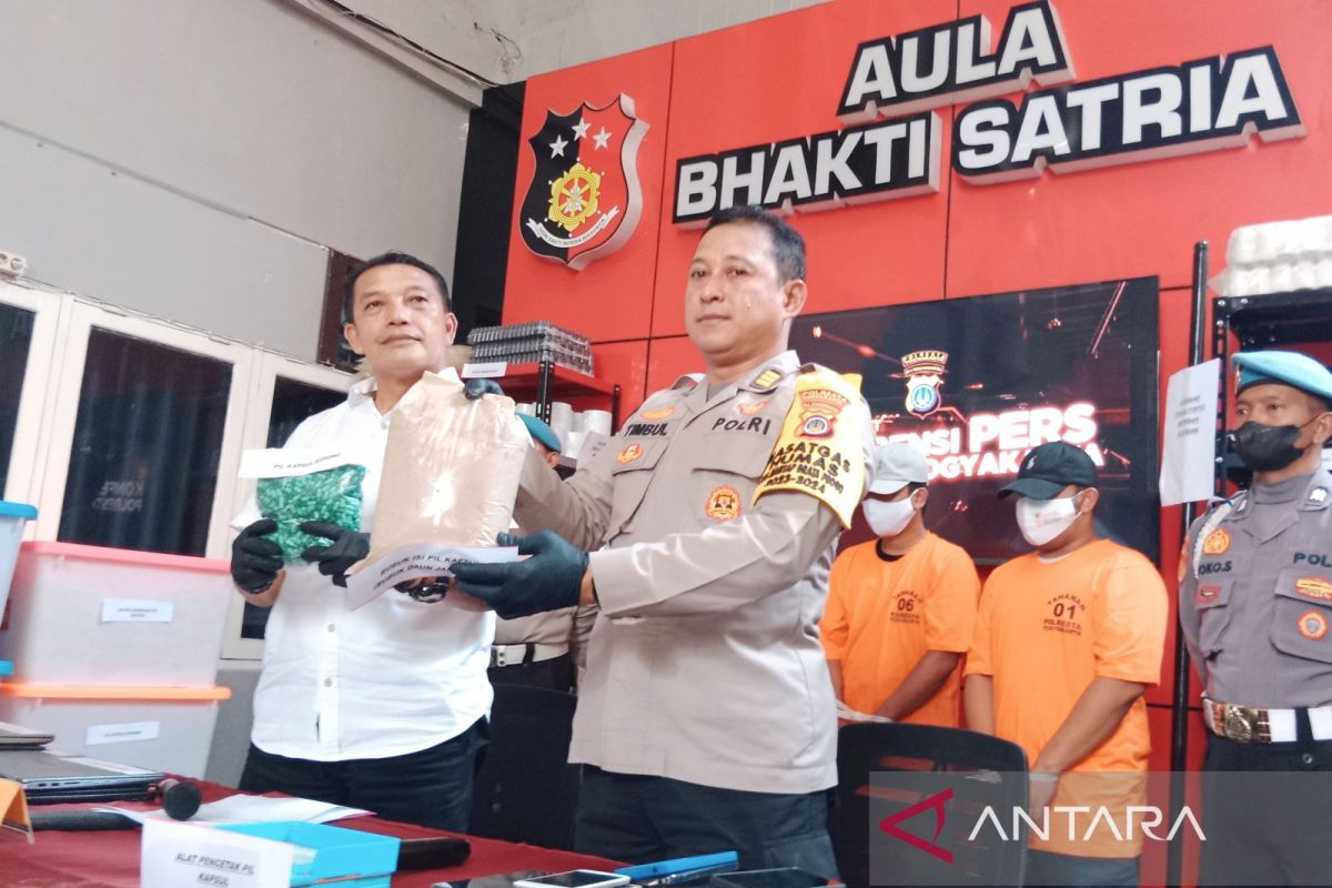 Polresta Yogyakarta membongkar gudang produksi puluhan jenis obat ilegal