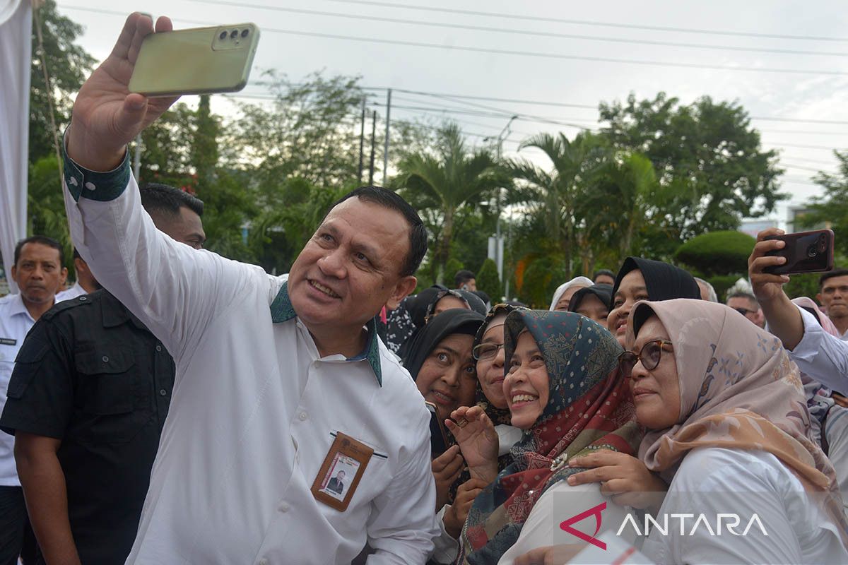 FOTO - Ketua KPK melepas bus KPK di Aceh