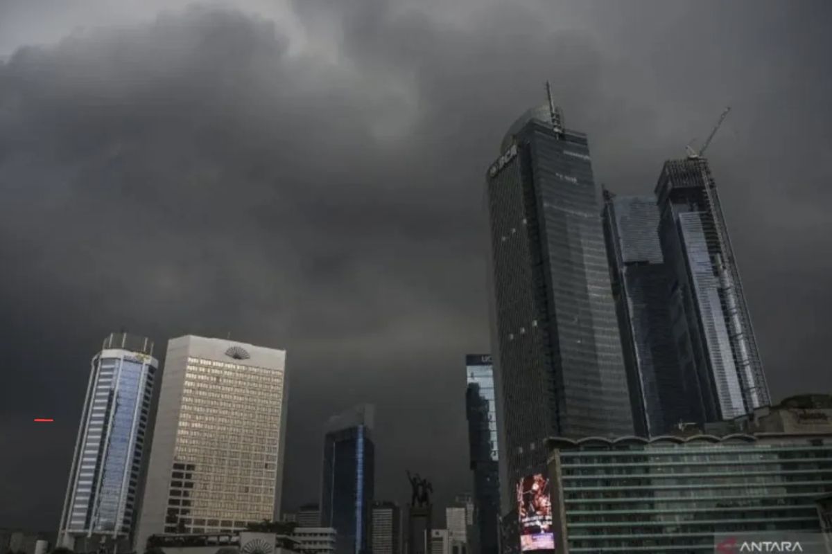BMKG memprakirakan hujan berpeluang mengguyur kota besar di Indonesia