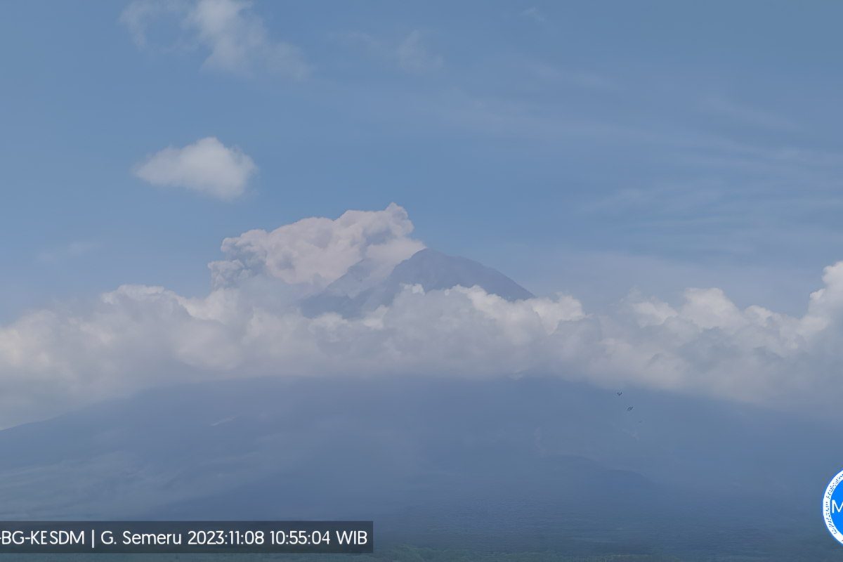 Gunung Semeru luncurkan awan panas sejauh satu kilometer