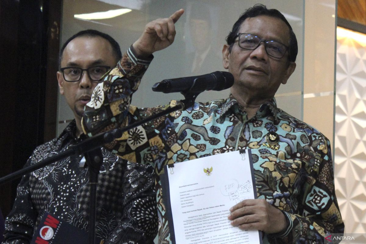 Mahfud MD tegaskan masyarakat tetap awasi Anwar Usman meski jadi hakim konstitusi