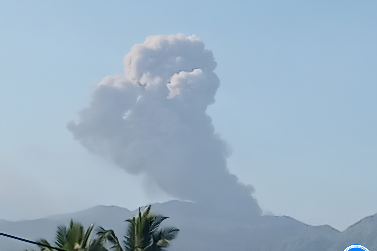 Abu vulkanik Gunung Dukono melanda hingga Kota Tobelo, Maluku Utara