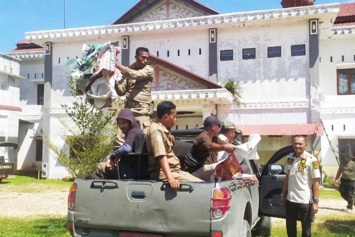 Satpol PP tertibkan alat peraga kampanye caleg di Aceh Timur