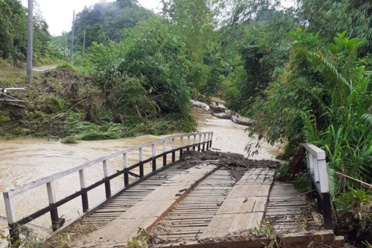 Banjir dan tanah longsor di Bunut Hulu Kalbar satu jembatan hanyut