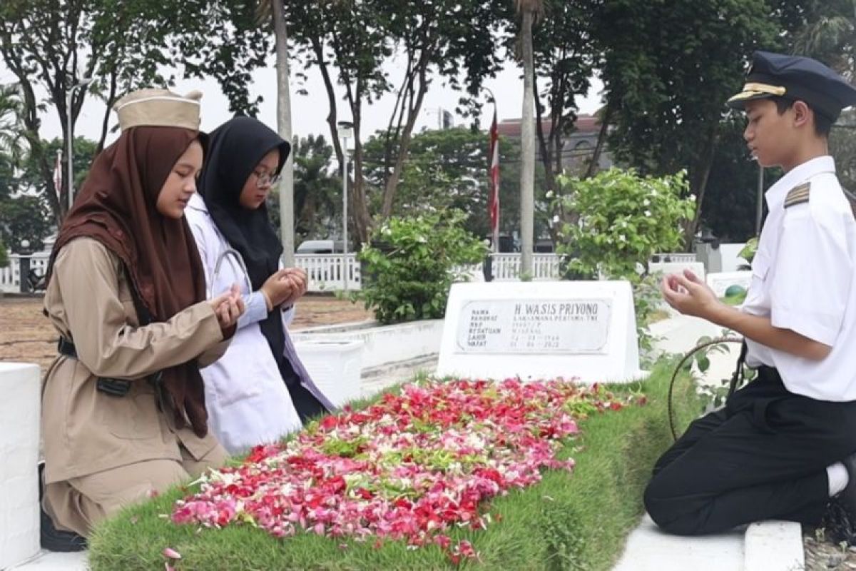 Siswa Sidoarjo tabur bunga di Taman Makam Pahlawan