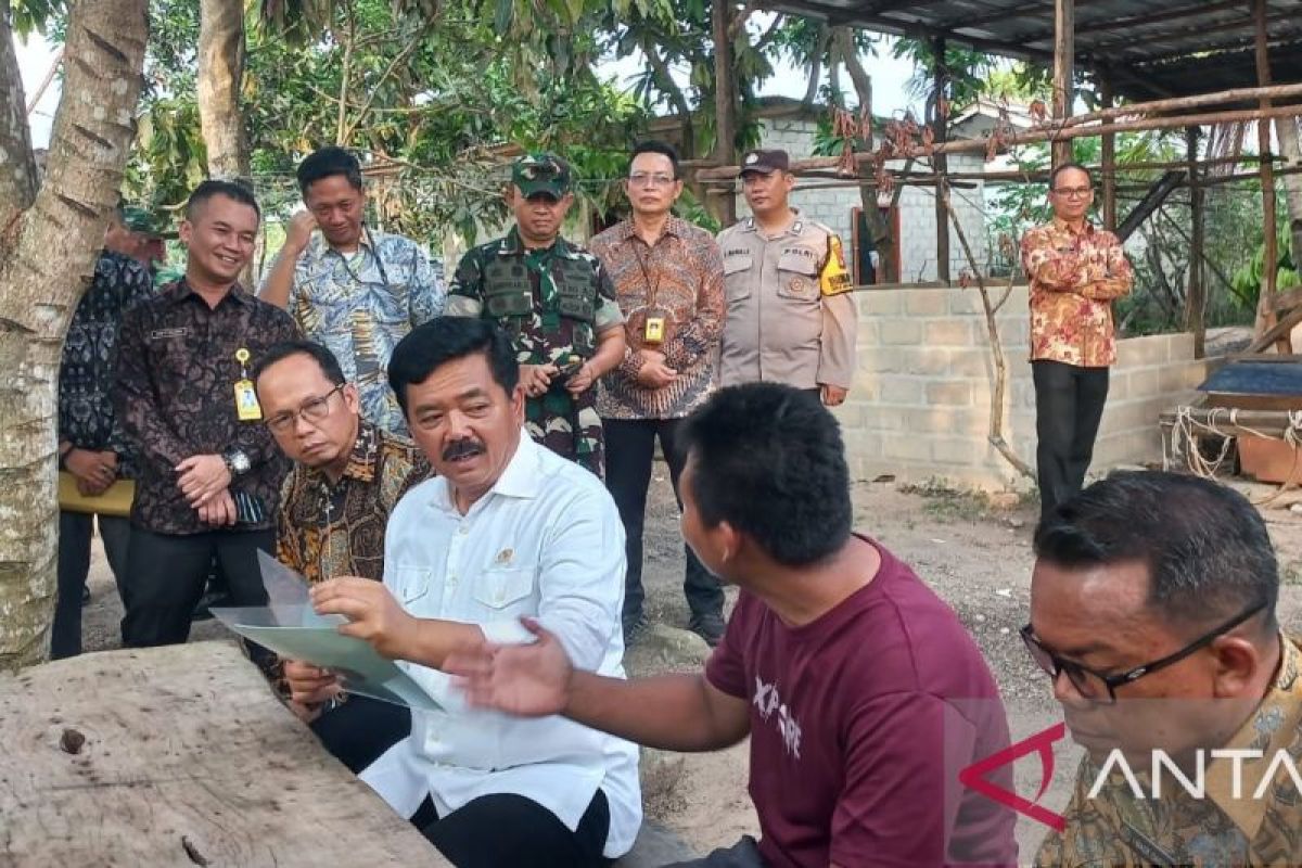 Menteri ATR serahkan sertifikat tanah langsung ke masyarakat
