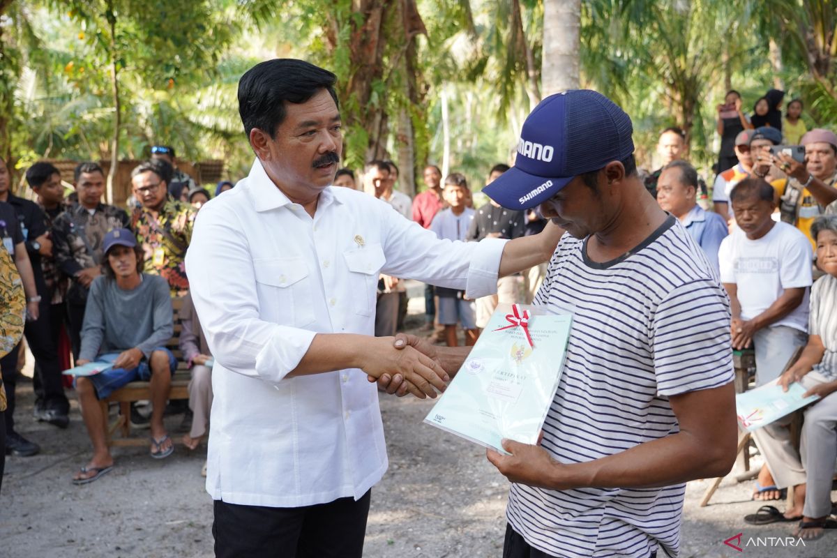 Menteri ATR serahkan sertifikat ke 38 warga Desa Rebo