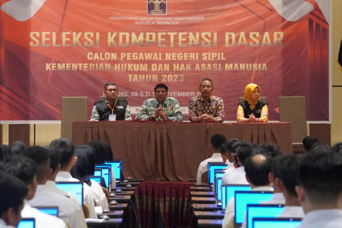 Ribuan CPNS jalani tes di Padang, Kemenkumham Sumbar pastikan tanpa kecurangan