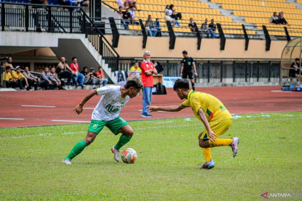 PARADE FOTO - Bantai Lampung, Tim sepak bola Riau lolos semifinal Porwil Sumatera