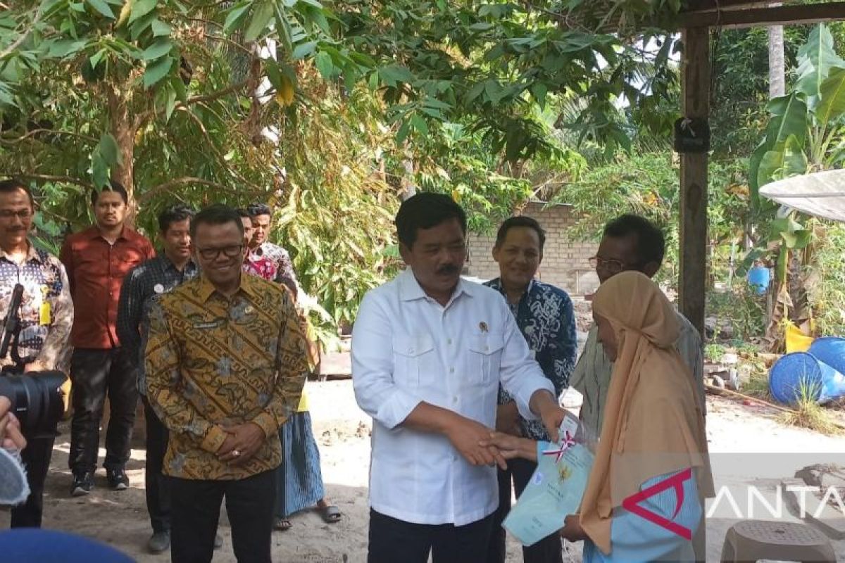 Menteri ATR/Kepala BPN bagikan 43 lembar sertifikat PKH di Bangka