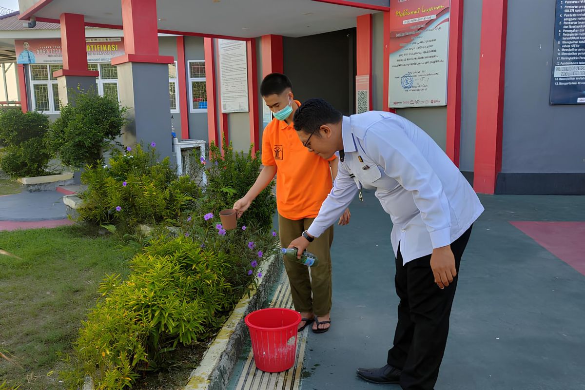 LPKA Kelas II Palu latih anak binaan buat pupuk organik dari limbah