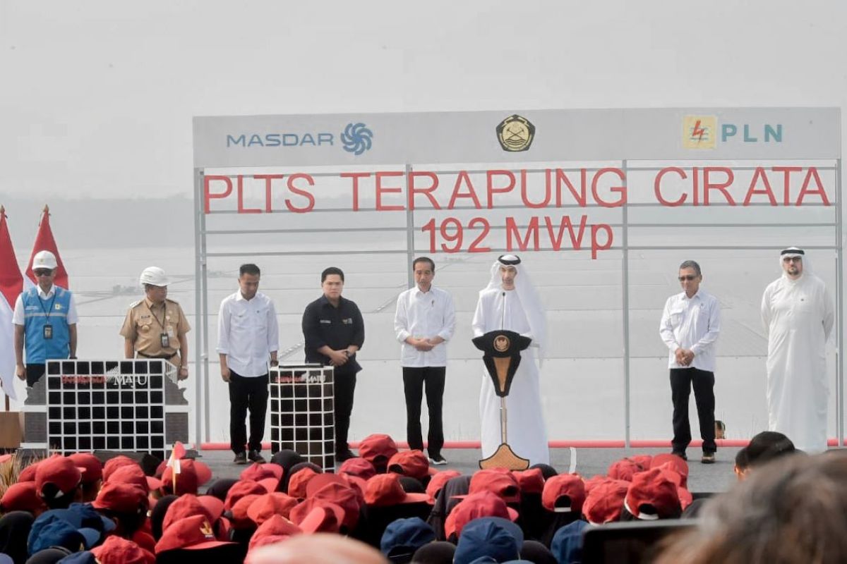 Presiden Jokowi meresmikan PLTS terapung terbesar di Asia Tenggara