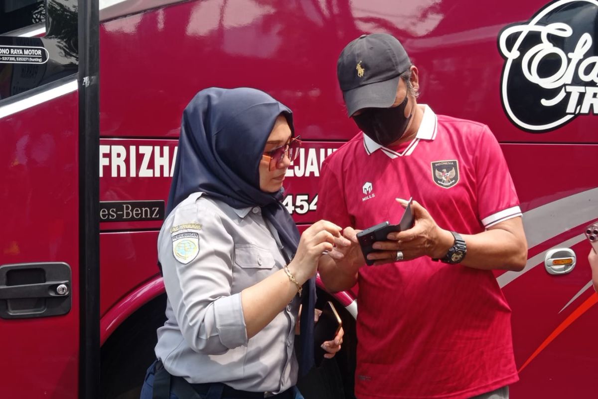 Suporter Timnas Indonesia manfaatkan shuttle bus