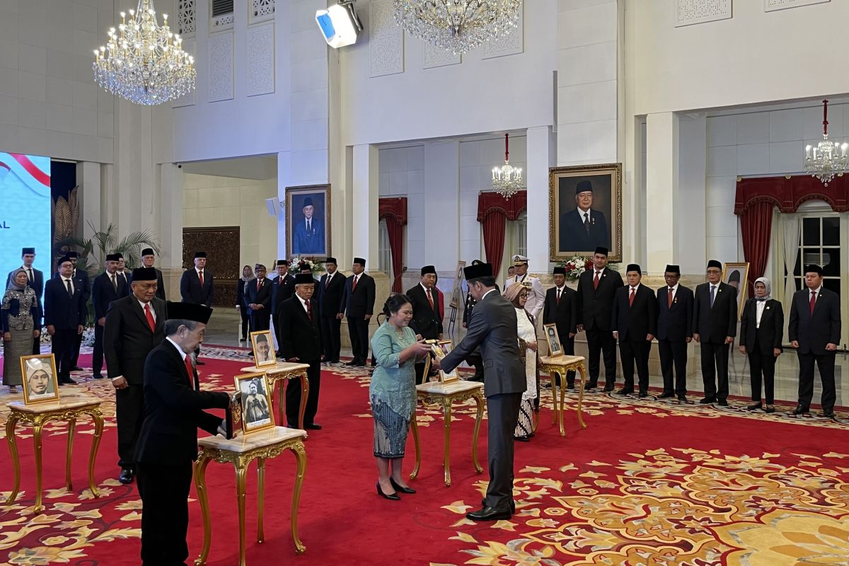 Presiden Joko Widodo menganugerahkan gelar pahlawan nasional kepada enam tokoh