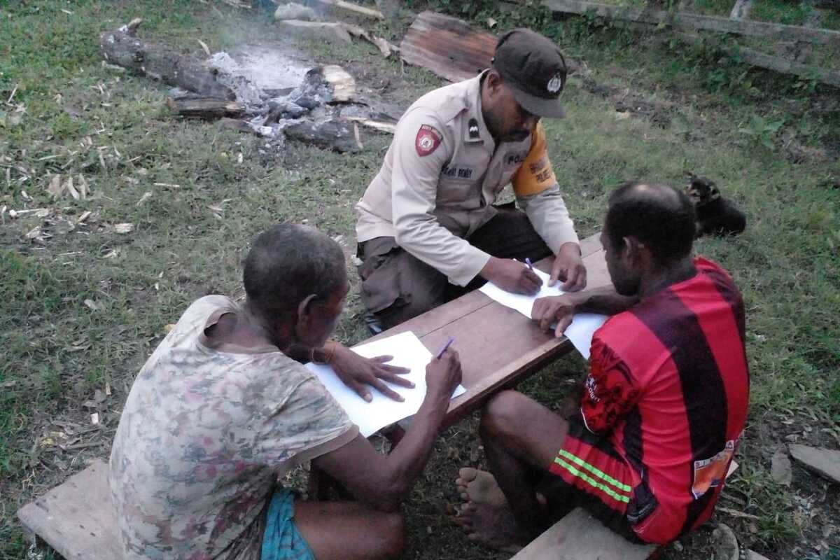 Bhabinkamtibmas ajarkan membaca tulis lansia di Jayapura