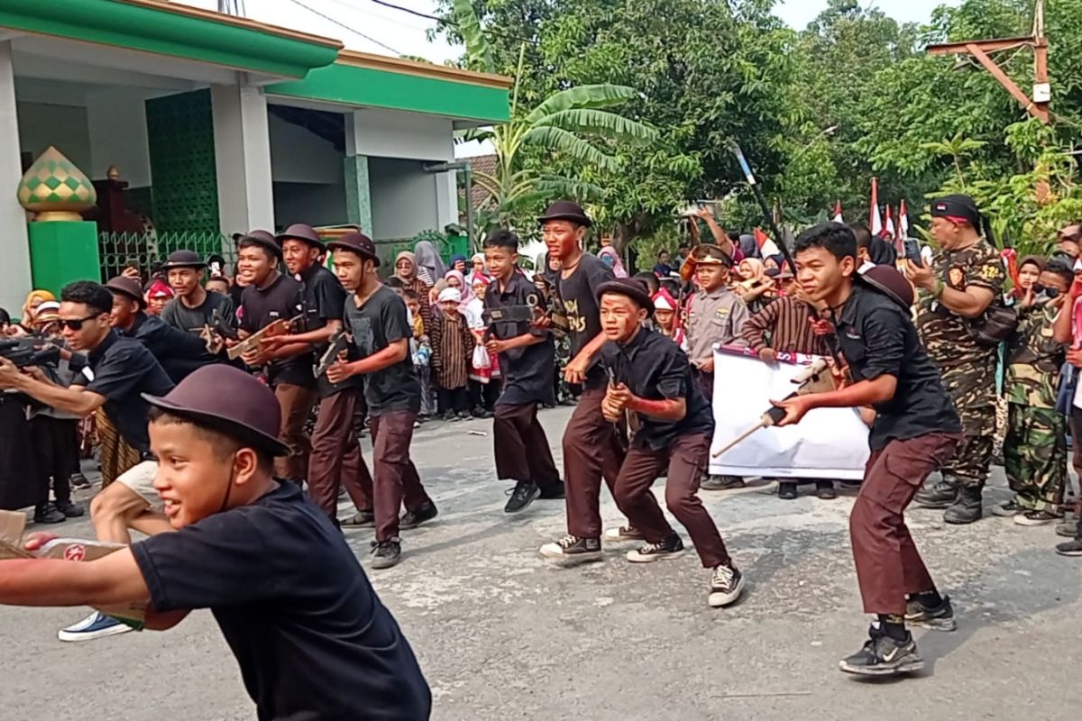 Siswa Mojokerto aksi teatrikal peperangan peringatan Hari Pahlawan