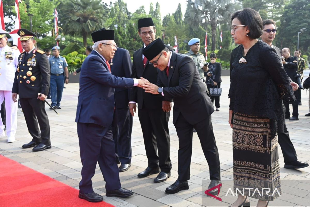 Work well to show gratitude to national heroes, civil servants told