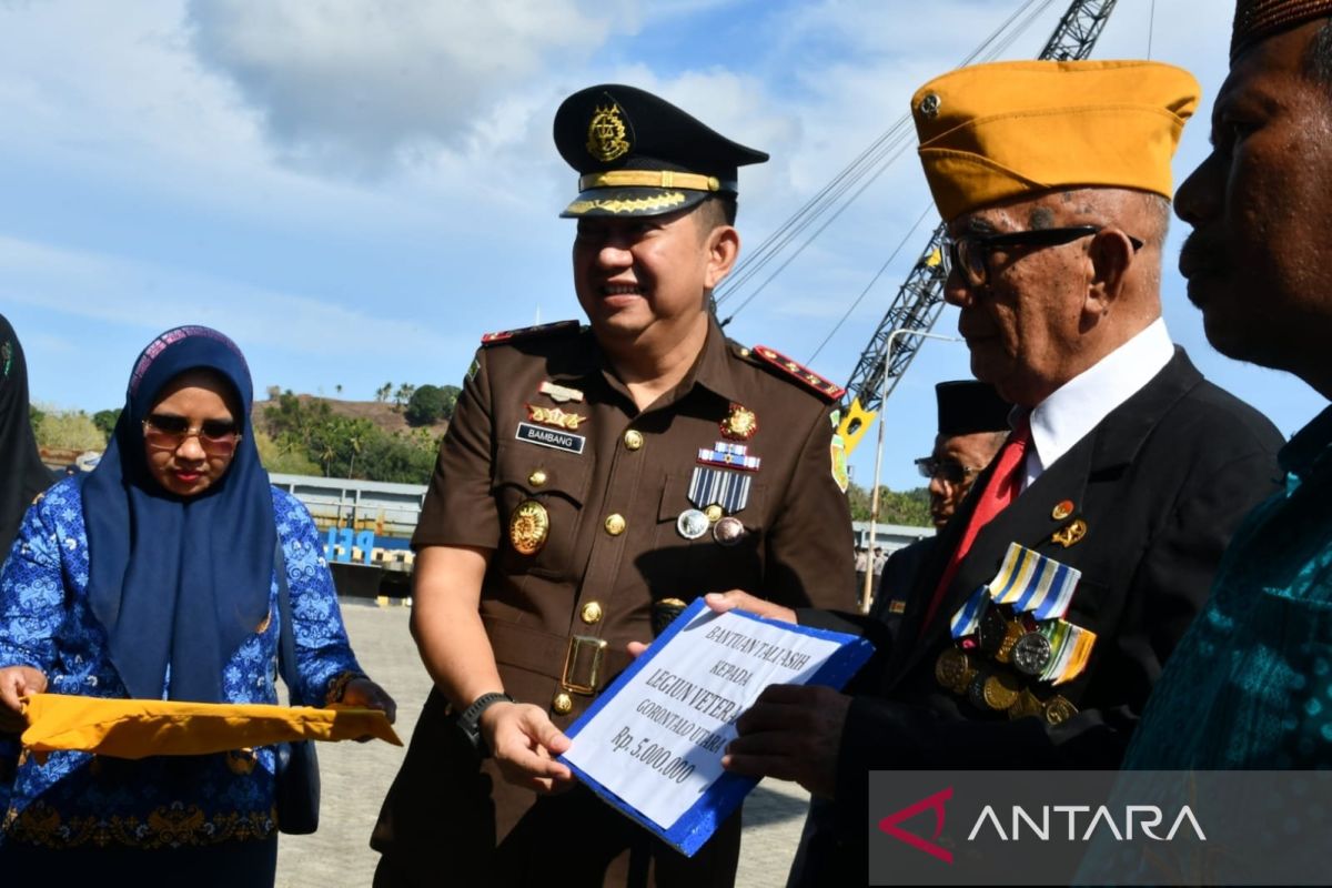 Kajari Gorontalo Utara menyerahkan bantuan bagi veteran di Hari Pahlawan