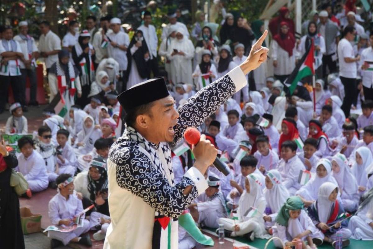 Sekolah Islam Athirah Makassar berorasi dan donasi untuk Palestina