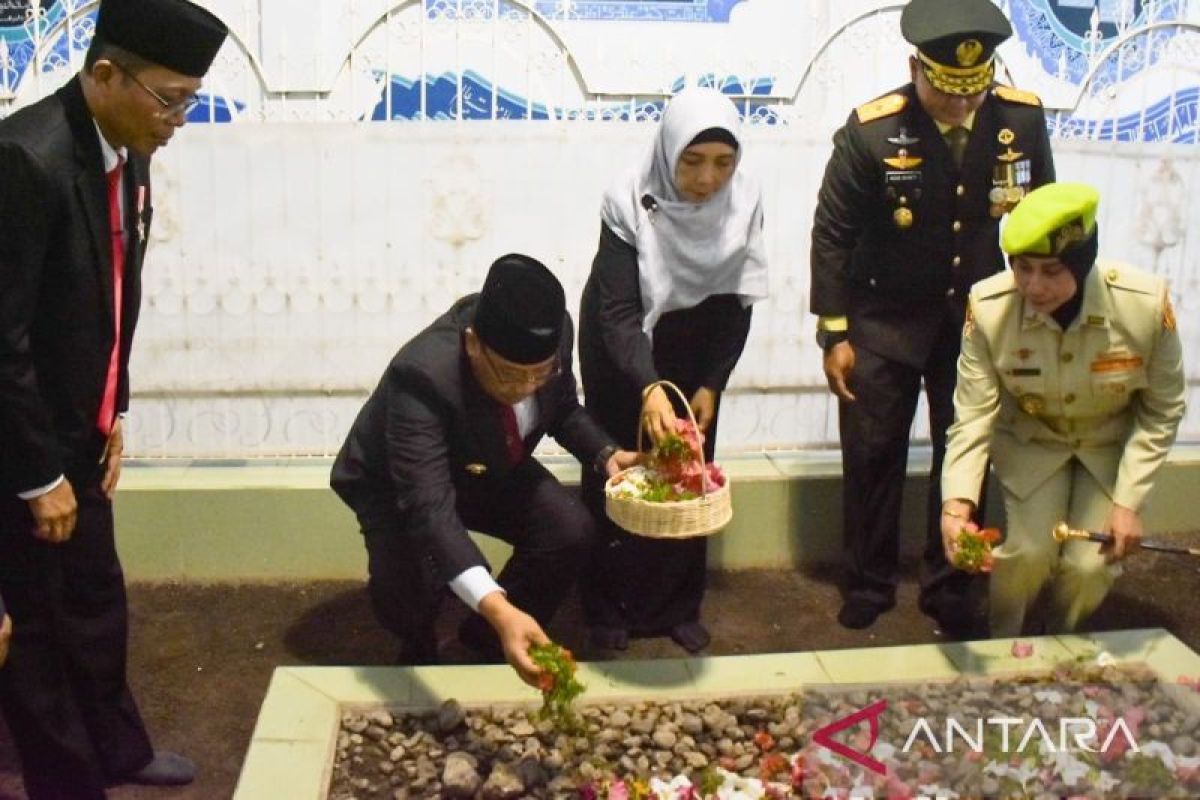 Pj Gubernur NTB berziarah ke makam pahlawan nasional di Pancor