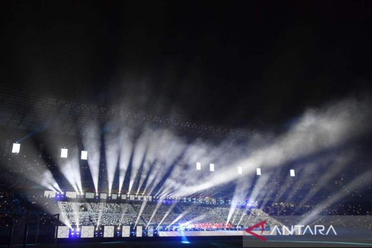 Pembukaan Piala Dunia U-17 di Stadion Gelora Bung Tomo berlangsung meriah