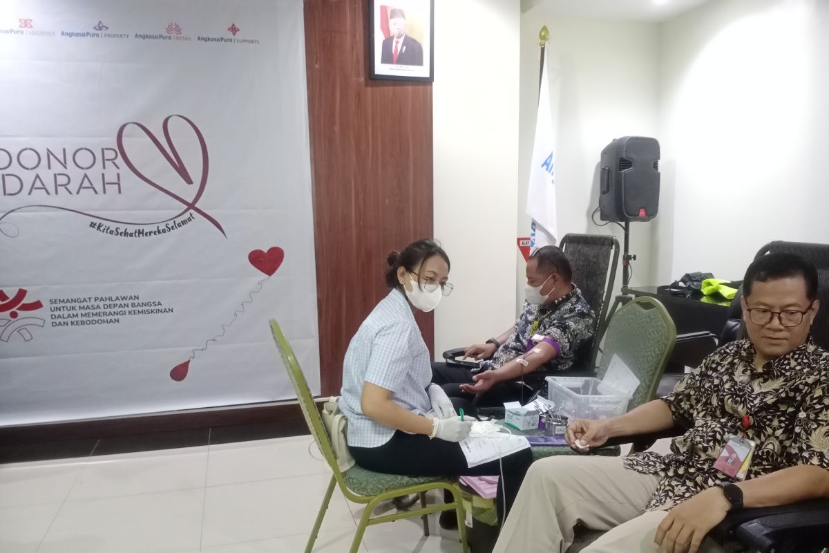 AP I Bandara El Tari gelar donor darah peringati Hari Pahlawan
