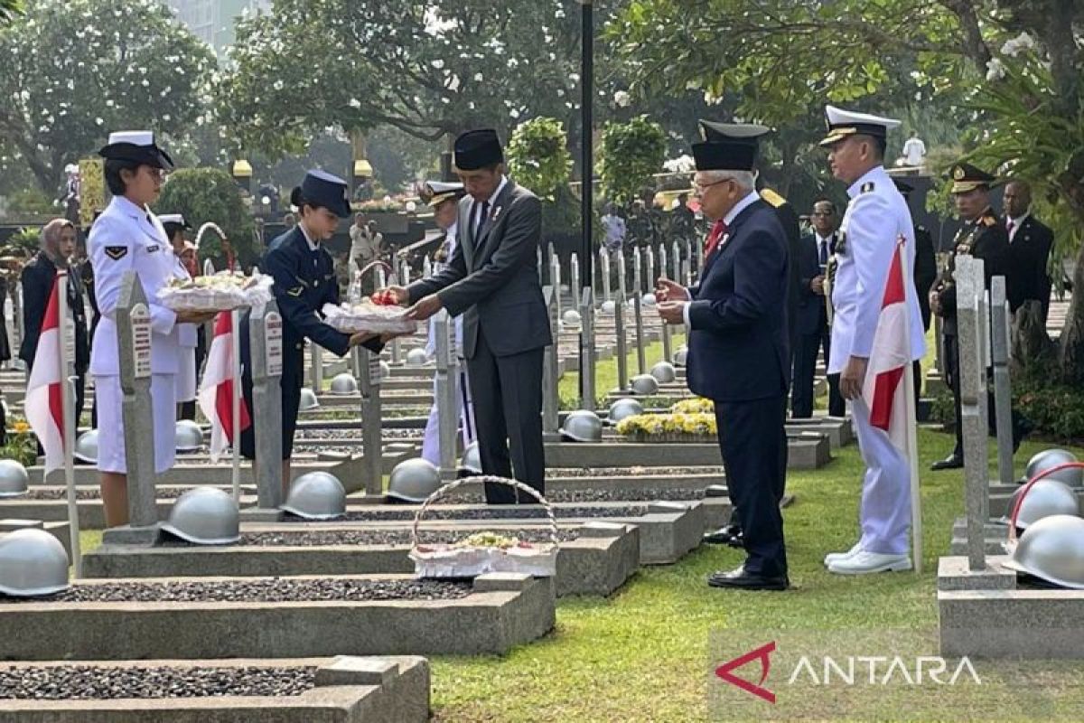 Presiden Jokowi pimpin upacara peringatan Hari Pahlawan di Kalibata