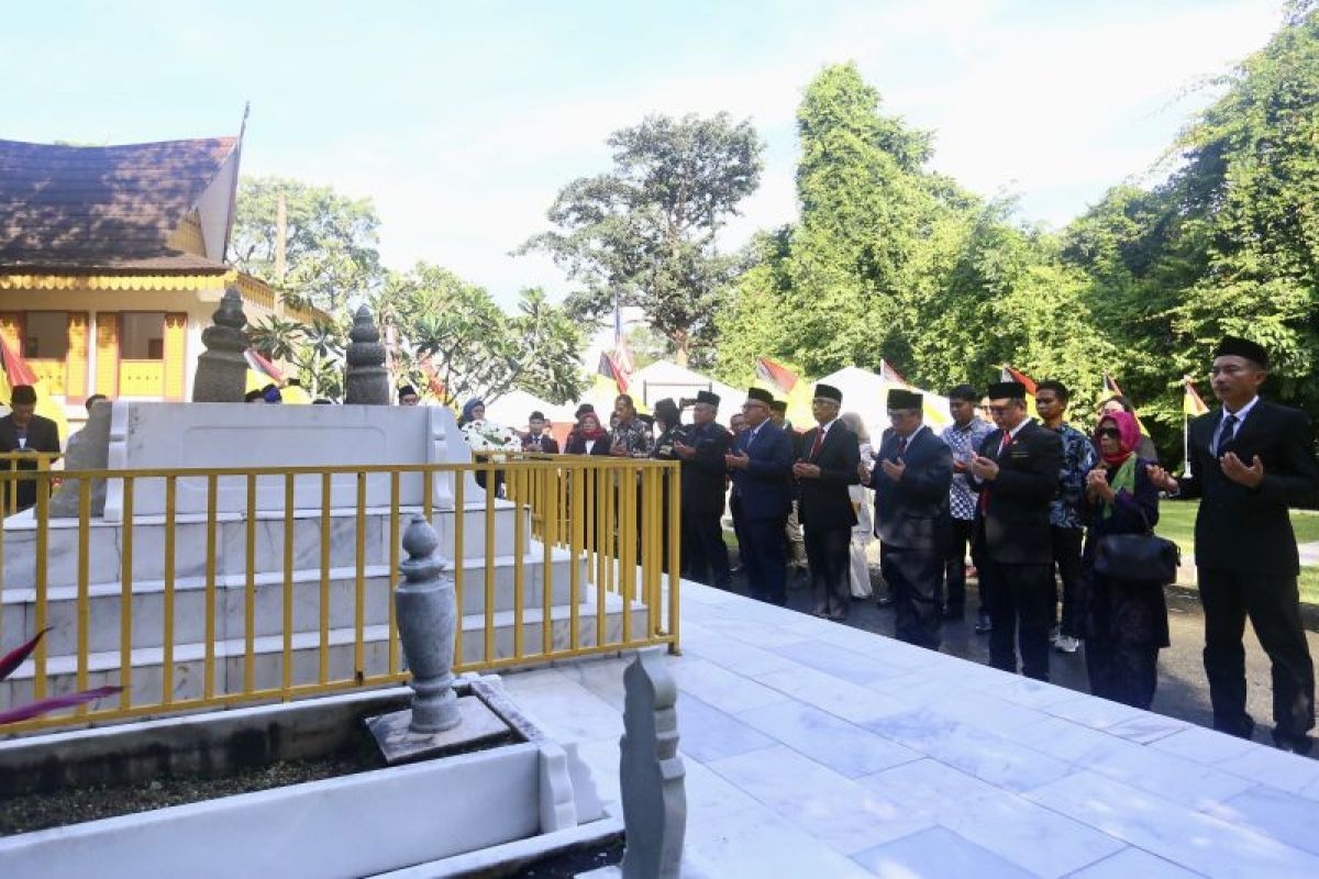 Peringatan Hari Pahlawan khidmat di makam Tuanku Tambusai di Negeri Sembilan