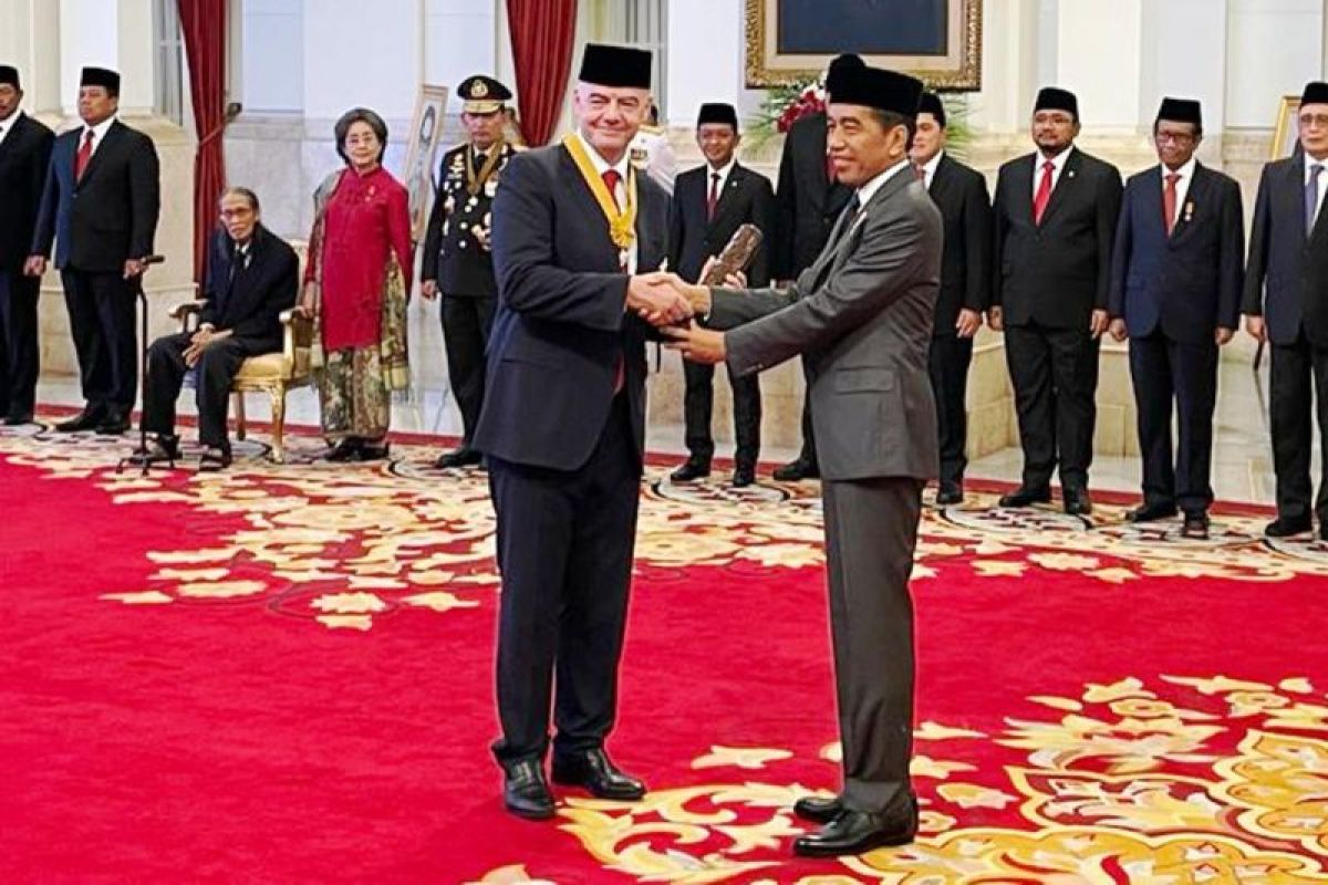 Presiden Jokowi menganugerahkan Bintang Jasa Pratama untuk Presiden FIFA