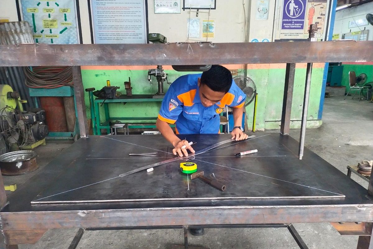 SMK Semen Padang produksi mesin press restorasi untuk arsip