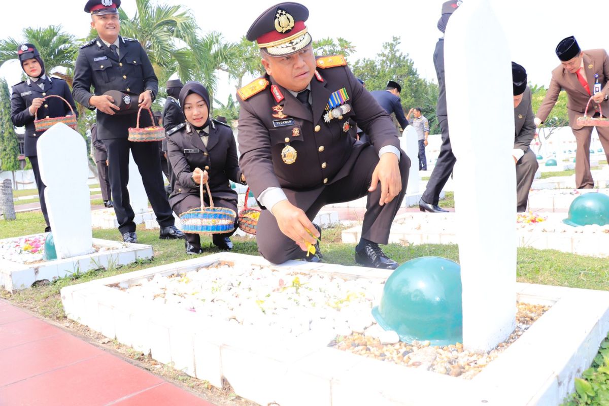 Wakapolda Jambi ikuti upacara ziarah di Taman Makam PahlawanSatria Bhakti