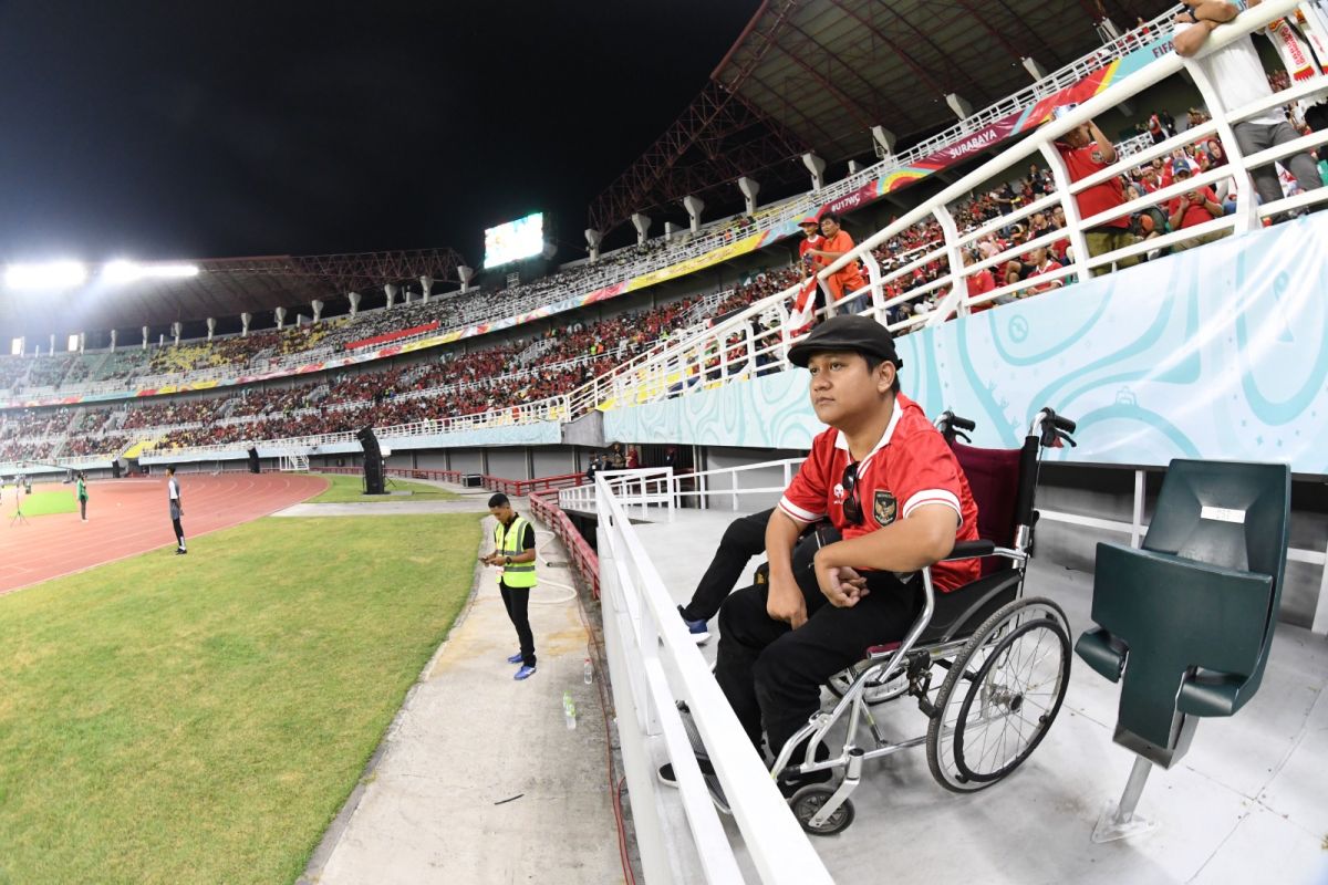 Suporter disabilitas kagumi fasilitas Stadion GBT Surabaya