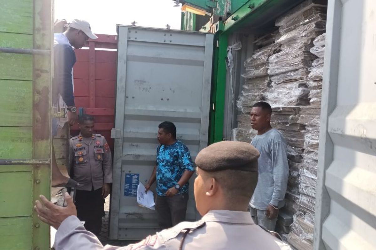 Polda Maluku kawal distribusi logistik bilik suara ke KPU Kabupaten Bursel