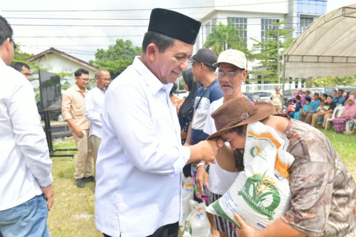 Ribuan warga Lubuk Baja Batam terima bantuan beras