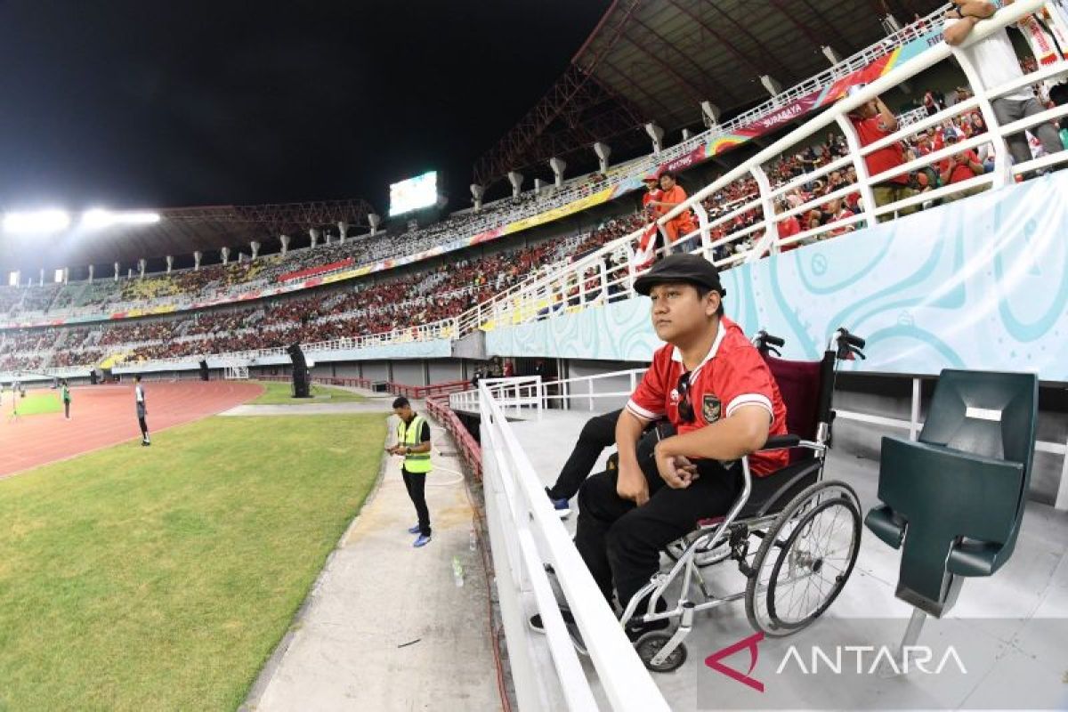 Suporter Indonesia disabilitas kagumi fasilitas Stadion GBT Surabaya
