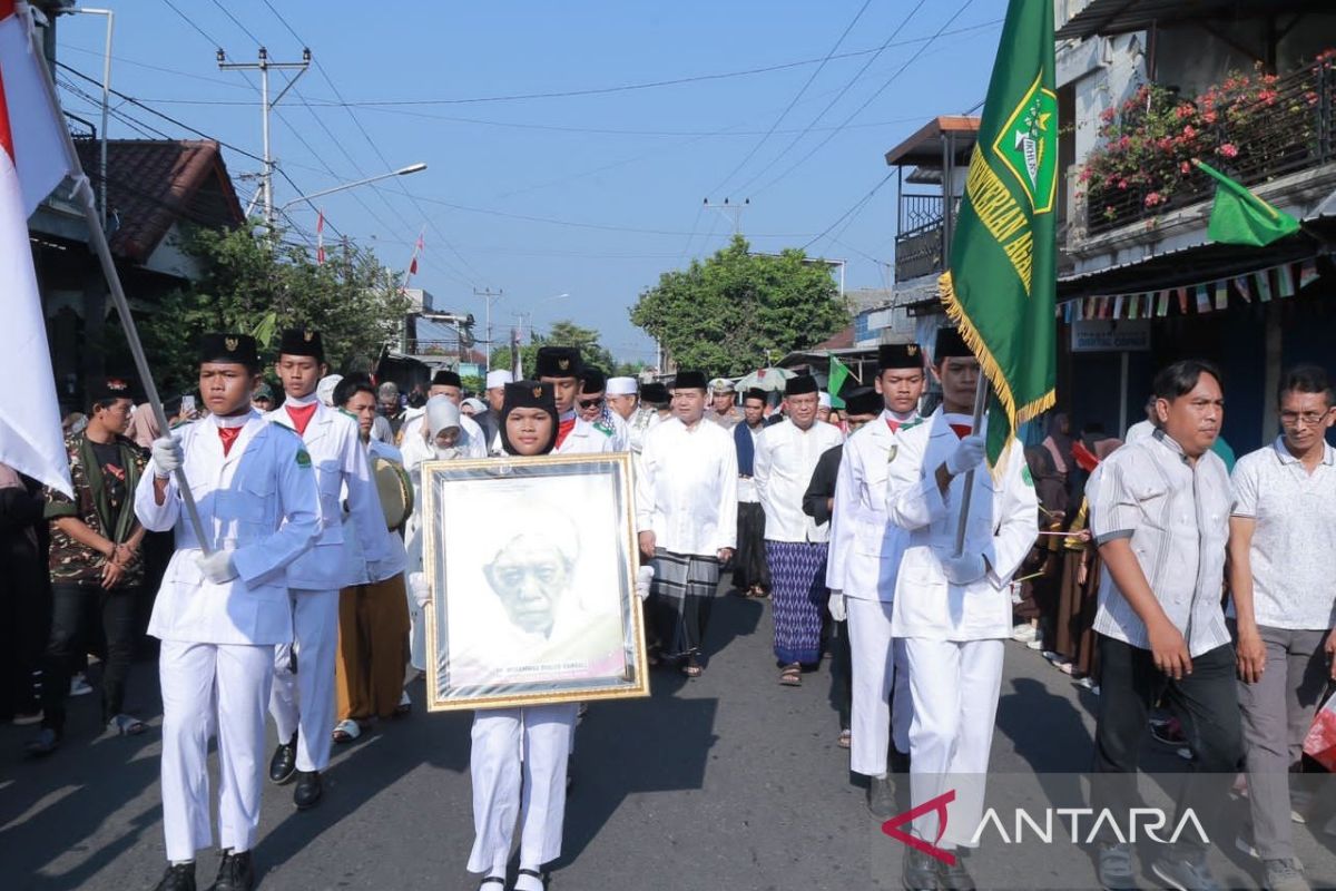 Ribuan orang ikuti ziarah ke makam pahlawan nasional di NTB